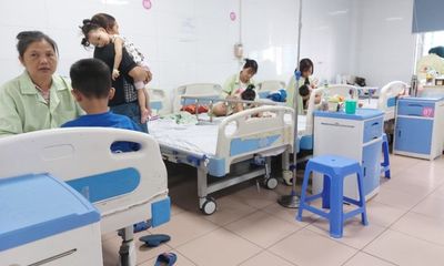 Sức khoẻ - Làm đẹp - Số trẻ nhập viện ở Hà Nội tăng mạnh, có ngày 1 bác sĩ điều trị 30 bệnh nhi