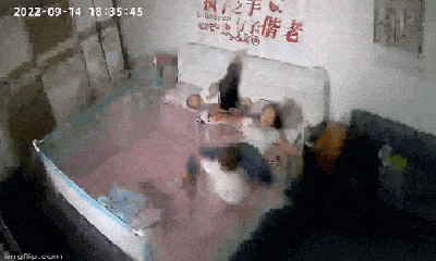 Video-Hot - Video: Mẹ phản ứng cực nhanh cứu con sắp lao từ trên giường xuống nền nhà