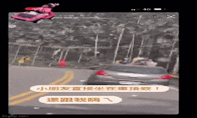 Thót tim nhìn hai đứa trẻ chơi đùa ở vị trí nguy hiểm khi ô tô đang đi trên đường núi