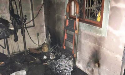 Giải cứu 4 người mắc kẹt trong căn nhà bốc cháy giữa đêm ở Nghệ An