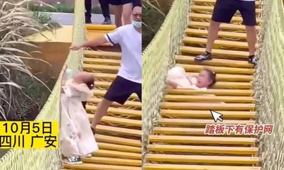 Thót tim cảnh bé gái tuột tay rơi khỏi cầu treo vì hành động đáng trách của bố