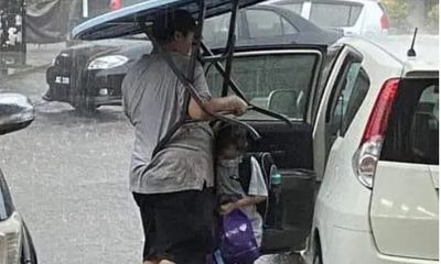 Nhiều người xúc động trước hình ảnh mẹ dùng món đồ đặc biệt để che mưa cho con gái