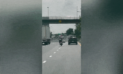 Hoảng sợ nhìn người đàn ông đi xe máy “diễn trò” trên cao tốc đông đúc