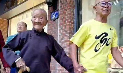 Nhiều người ngưỡng mộ nhìn cụ bà 109 tuổi được con trai 88 tuổi đưa đi mua sắm