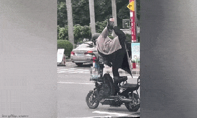 Hoảng sợ nhìn người phụ nữ “diễn xiếc” trong lúc chạy xe đạp điện trên đường