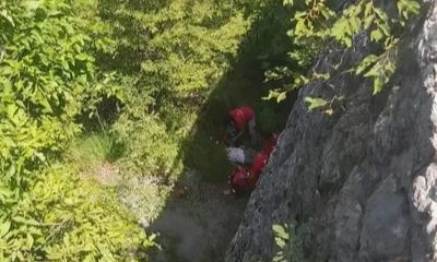 Cố chụp ảnh tự sướng, người phụ nữ 61 tuổi ngã xuống từ vách đá cao hơn 10m