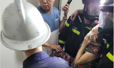 Giải cứu thành công 2 người phụ nữ khỏi đám cháy chung cư ở Hà Nội