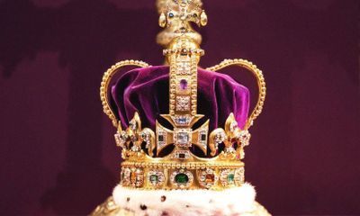 Anh chỉnh sửa vương miện Thánh Edward cho lễ đăng quang của Vua Charles III