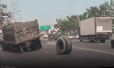 Video: Bánh xe tải bất ngờ rơi ra khi đang di chuyển, tài xế vội vàng đuổi theo