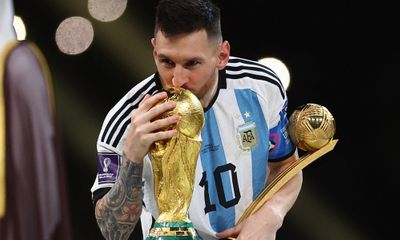 World Cup 2022: Lionel Messi nhận danh hiệu Cầu thủ xuất sắc nhất