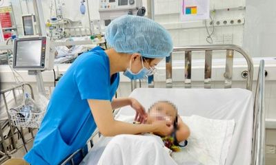Bác sĩ nỗ lực giành giật sự sống cho bé 3 tuổi mắc cúm B
