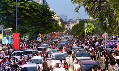 TP.HCM: Hàng nghìn người đổ về phố đi bộ Nguyễn Huệ đợi Countdown đón năm mới