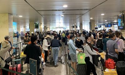 Lượng hành khách qua sân bay Tân Sơn Nhất tăng mạnh trong mùng 3 Tết