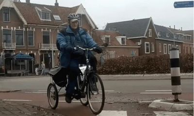 Bất chấp nắng mưa, cụ ông 90 tuổi đạp xe 2 tiếng mỗi ngày đến viện thăm vợ