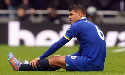 Chelsea thêm khốn đốn khi trung vệ kỳ cựu Thiago Silva dính chấn thương nặng