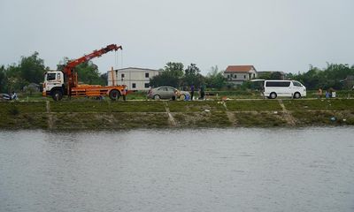 Phát hiện người đàn ông tử vong trong ô tô chìm dưới sông ở Hà Tĩnh