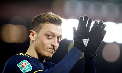 Mesut Ozil giã từ sự nghiệp bóng đá ở tuổi 34