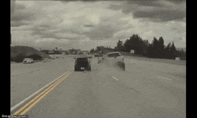 Video: Sự cố bất thình lình khiến chiếc ô tô lộn nhào như phim hành động