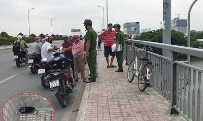 TP.HCM: Người đàn ông bỏ lại xe đạp trên cầu Phú Long rồi nhảy xuống sông
