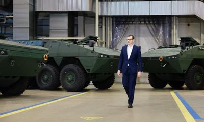 Ukraine đặt mua 100 xe thiết giáp Rosomak từ Ba Lan