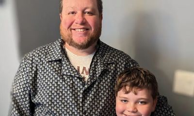 Gia đình - Tình yêu - Bé trai 9 tuổi tự may áo sơ mi tặng bố, thành quả khiến dân tình trầm trồ 