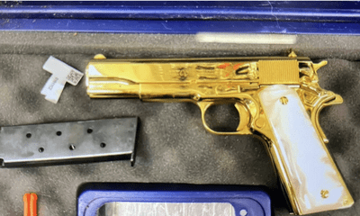 Phát hiện khẩu súng ngắn mạ vàng trong hành lý của cô gái 28 tuổi