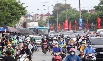 Trở lại Hà Nội sớm một ngày, người dân vẫn khổ sở vì tắc đường