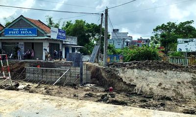 Phú Yên: Sạt lở đất khi đang thi công cầu dân sinh, người phụ nữ 49 tuổi tử vong