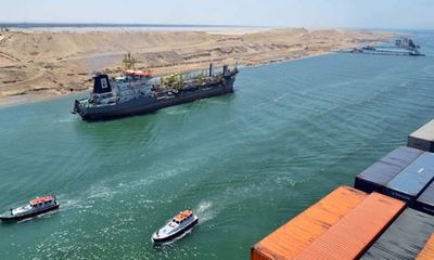 Tàu chở hàng lớn mắc cạn tại Kênh đào Suez