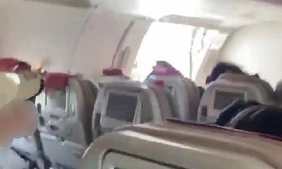 Hàn Quốc: Máy bay bất ngờ mở tung cửa khi đang di chuyển