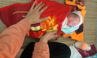 Xót xa bé trai sơ sinh bị bỏ rơi dưới chân cầu vượt đường sắt ở Nghệ An