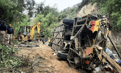 Xe buýt đâm vào khe núi tại Mexico, 48 người thương vong