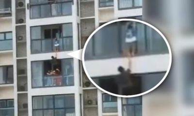 Người đàn ông bất chấp nguy hiểm cứu đứa trẻ treo lơ lửng ở ban công tầng 14