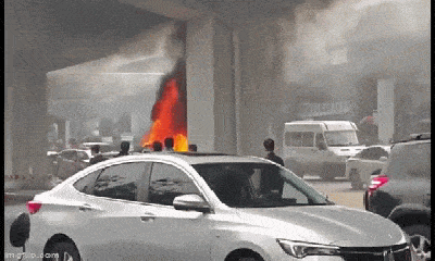 Video: Ô tô BMW bốc cháy ngùn ngụt sau cú va chạm với xe taxi