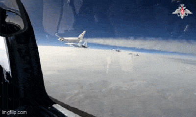 Cận cảnh tiêm kích Su-35S hộ tống máy bay của Tổng thống Putin đến Trung Đông