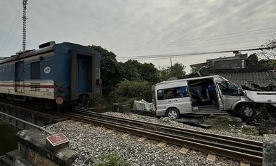 Hà Nam: Ô tô 16 chỗ va chạm với tàu hỏa, 8 người nhập viện