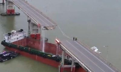 Trung Quốc: Tàu chở hàng đâm gãy cầu, 2 người tử vong, 3 người mất tích