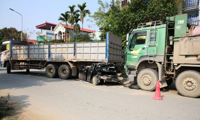 Vụ ô tô con bẹp dúm, lọt gầm xe tải sau va chạm ở Hà Nội: Lời kể của nhân chứng