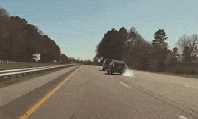 Video-Hot - Giật mình khoảnh khắc ô tô bất ngờ bốc khói khi đang di chuyển trên cao tốc