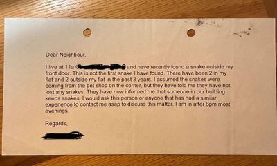Đọc lá thư hàng xóm gửi, người đàn ông sợ đến mức muốn 