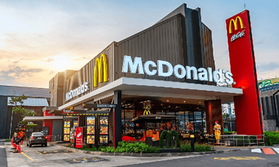 Giữa đại dịch COVID-19, 650 chi nhánh McDonald’s ở Mỹ đồng loạt tăng lương cho nhân viên.