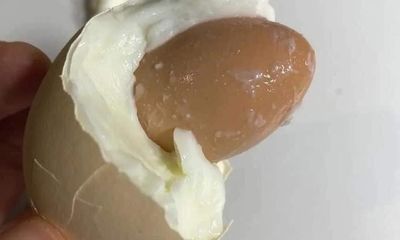 Bóc quả trứng luộc 