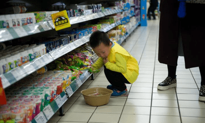 Con trai nghiền nát gói mì trong siêu thị, người mẹ có cách xử lý khiến tất cả mọi người phải ngưỡng mộ