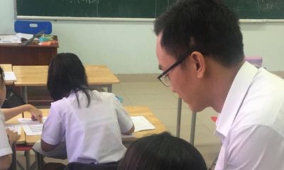 Thầy giáo chụp lại bài kiểm tra của học sinh, phóng to mới phát hiện sự thật 