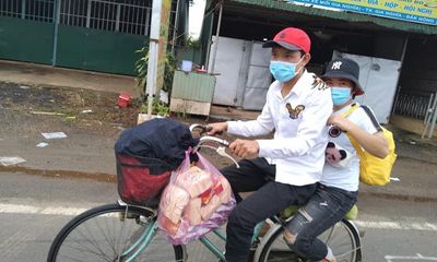 Hai chị em đi bộ từ Bình Phước về Kon Tum, dọc đường được người dân góp tiền mua tặng xe máy