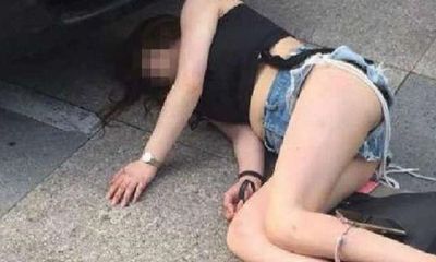Cô gái ăn mặc mát mẻ nằm lăn lóc trên đường, cách xử trí của cảnh sát được dư luận vỗ tay tán thưởng