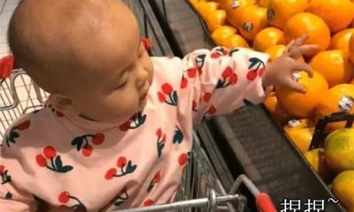 Con gái tò mò bóp nát trái cây trong siêu thị, mẹ cao tay nghĩ ra 