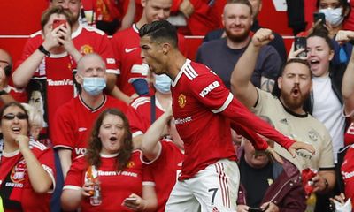 Ronaldo lập cú đúp ngày ra mắt giúp Manchester United vươn lên dẫn đầu Ngoại hạng Anh