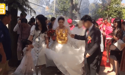 Cô dâu đeo 60kg vàng, phải có hai người dìu để di chuyển khiến dân mạng tranh cãi trái chiều