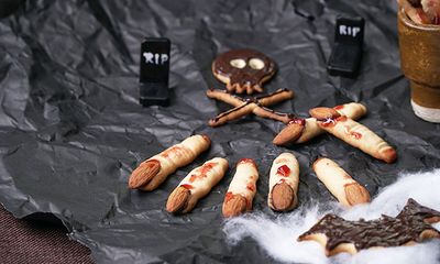 Mách bạn cách làm bánh quy ngón tay ma quái cực đơn giản cho lễ hội Halloween